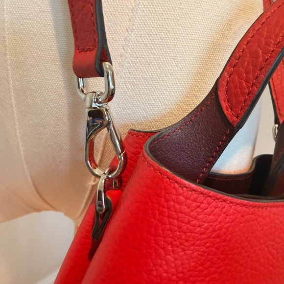 Tod's Red Pebbled Leather Crossbody Bucket Phone Bag - Picture 4 of 8